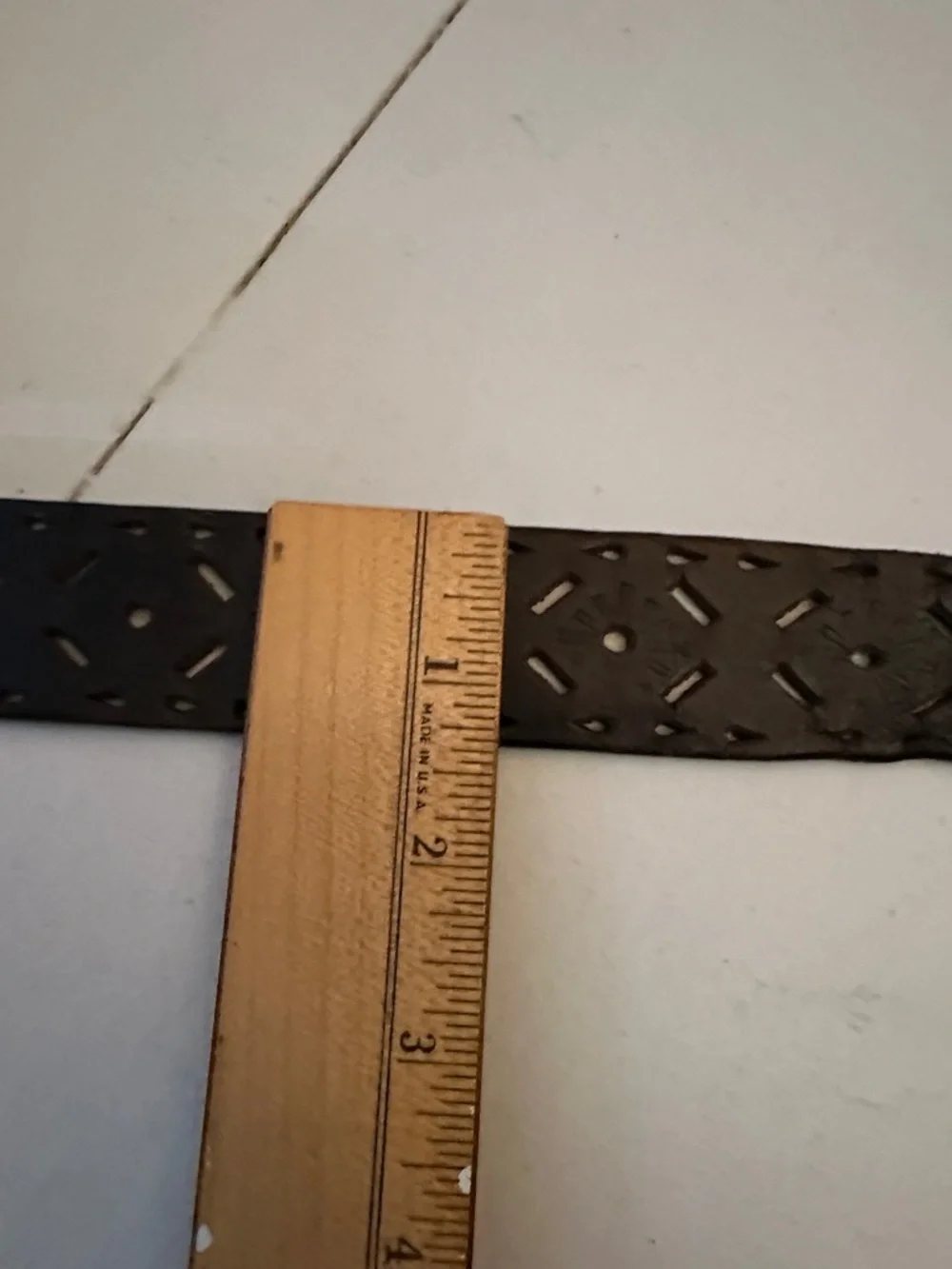 BLACK LEATHER PIERCED CUT OUT DESIGN BELT MEDIUM VINTAGE